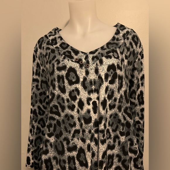 Monnturo 3X, plus sz, animal print, white, black, & grey tunic, loose fitting - Picture 2 of 3